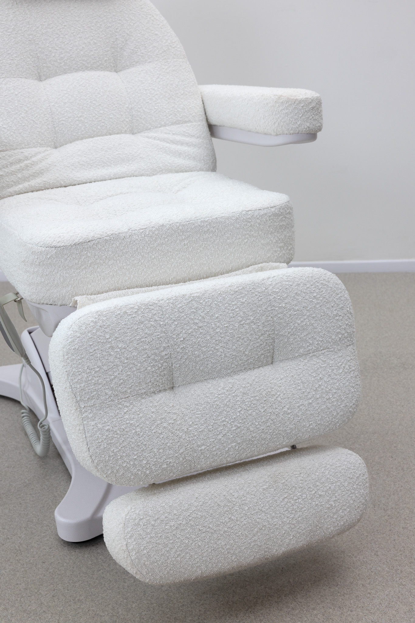 Quality workmanship and stitching detail of SIMPLY Lash Style electric cosmetic bed MODERN