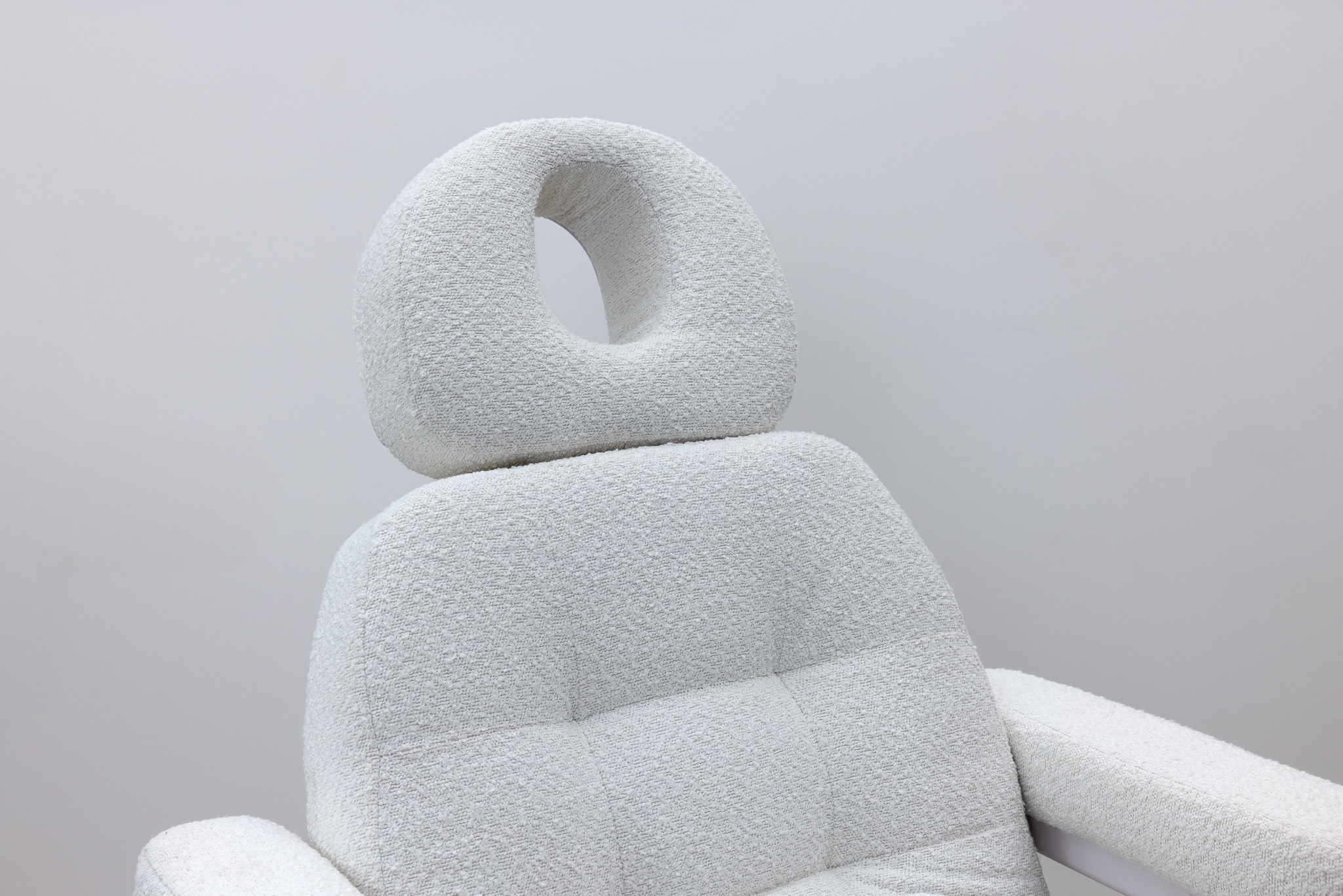 Face hole in SIMPLY Lash Style electric cosmetic bed MODERN