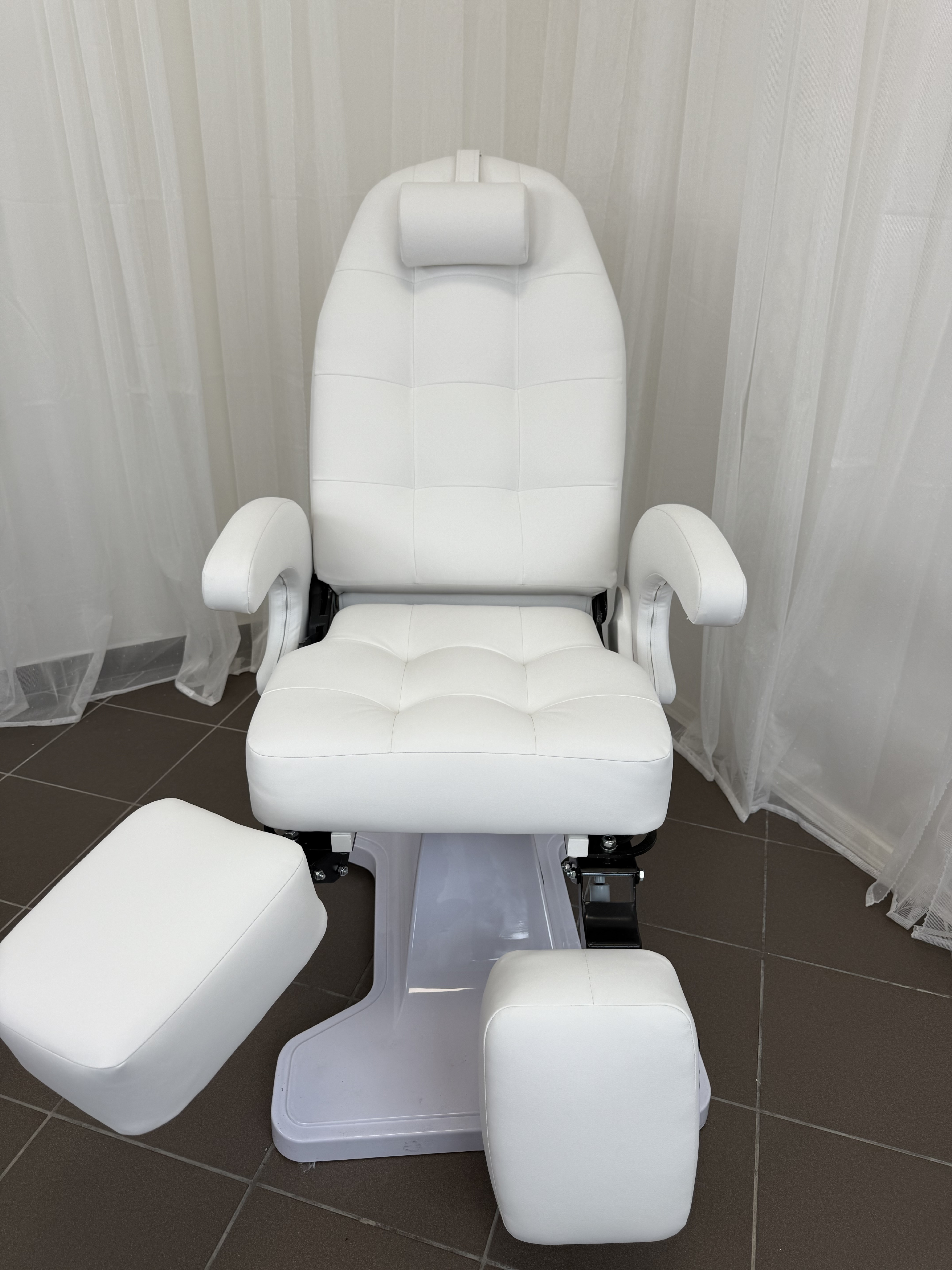Adjustable backrest, lower section and hydraulic height adjustment on Pedi SWEET