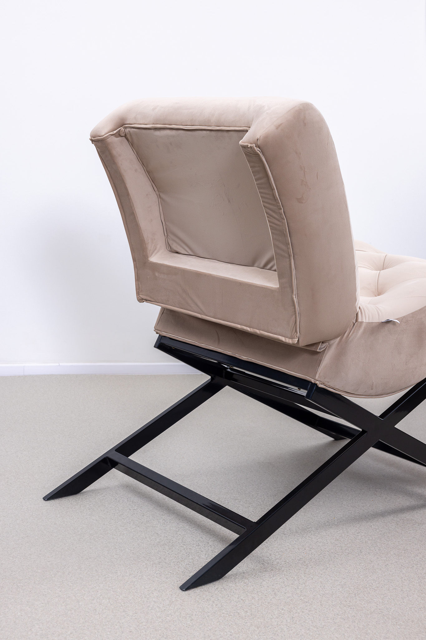 Leg cut-out detail on SIMPLY Lash Style cosmetic recliner COMFY