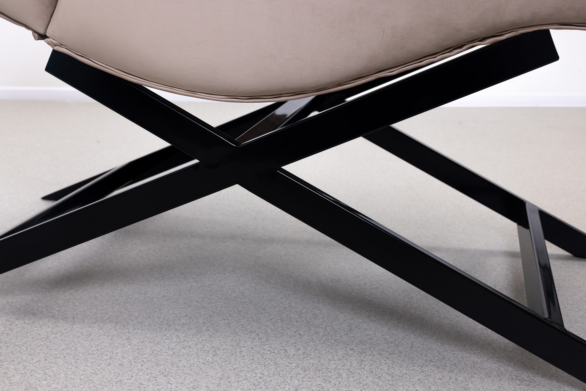 Luxury craftsmanship detail and stable metal construction of SIMPLY COMFY recliner