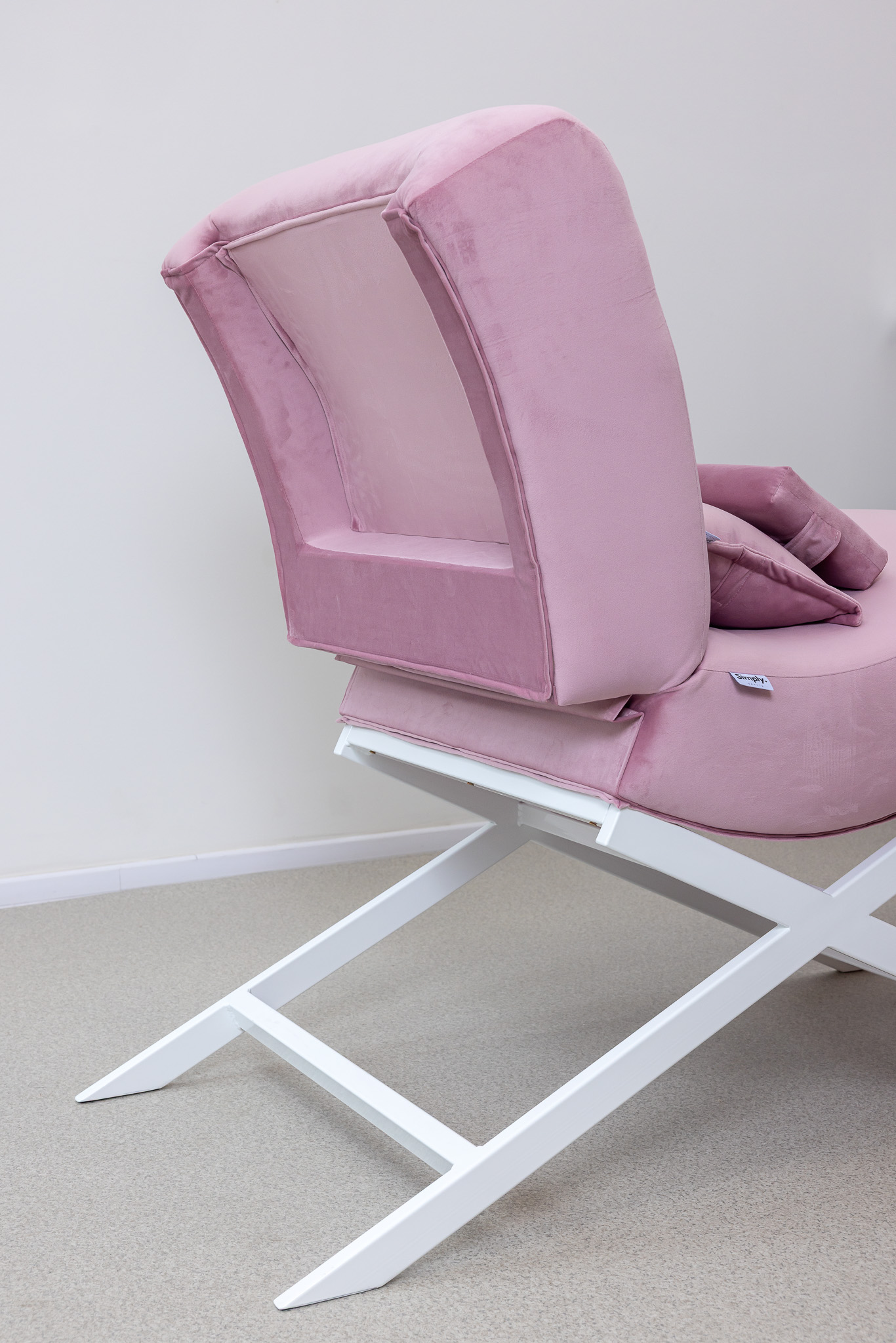 Leg cut-out detail on SIMPLY Lash Style cosmetic recliner SOFT