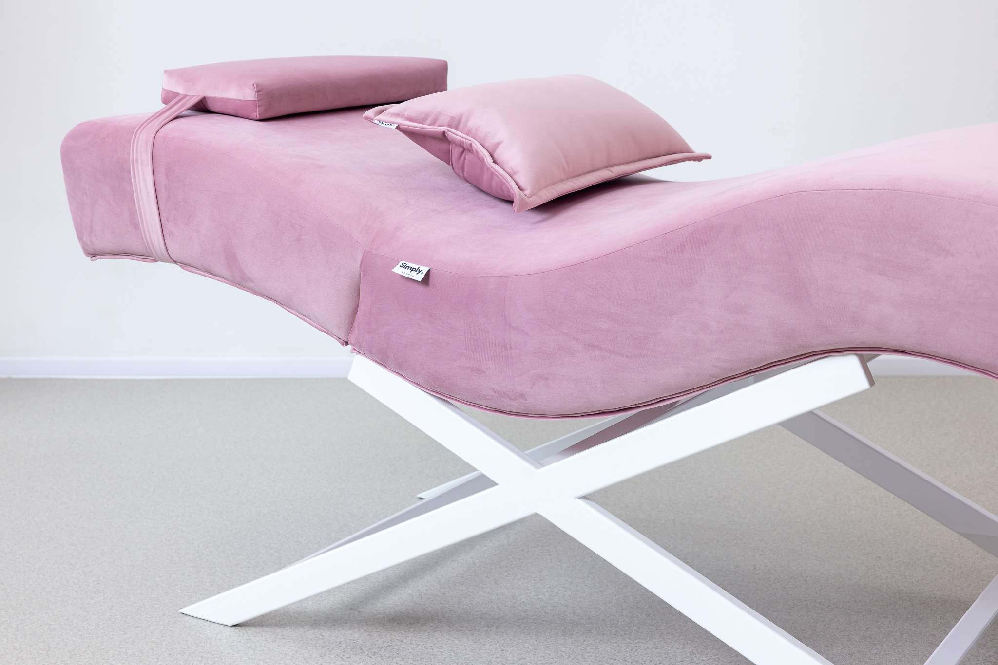 Comfort and ergonomic shape of SIMPLY Lash Style cosmetic recliner SOFT
