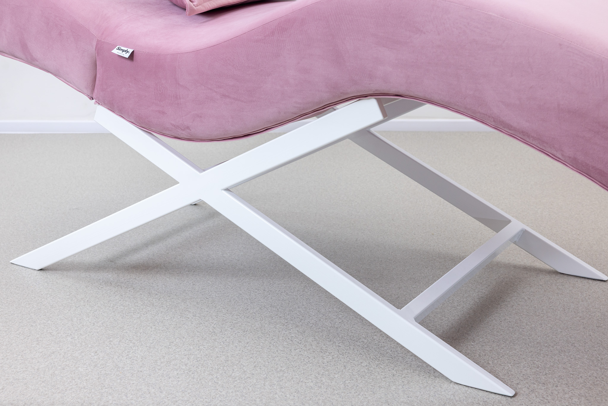 Metal base and craftsmanship detail of SIMPLY Lash Style cosmetic recliner SOFT