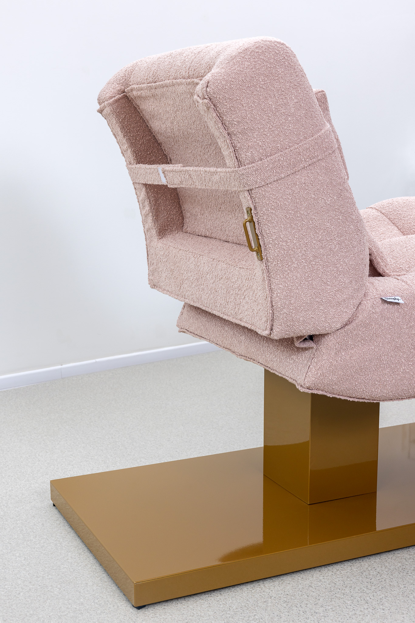 Leg cut-out and remote holder on SIMPLY Lash Style ELEMENT recliner