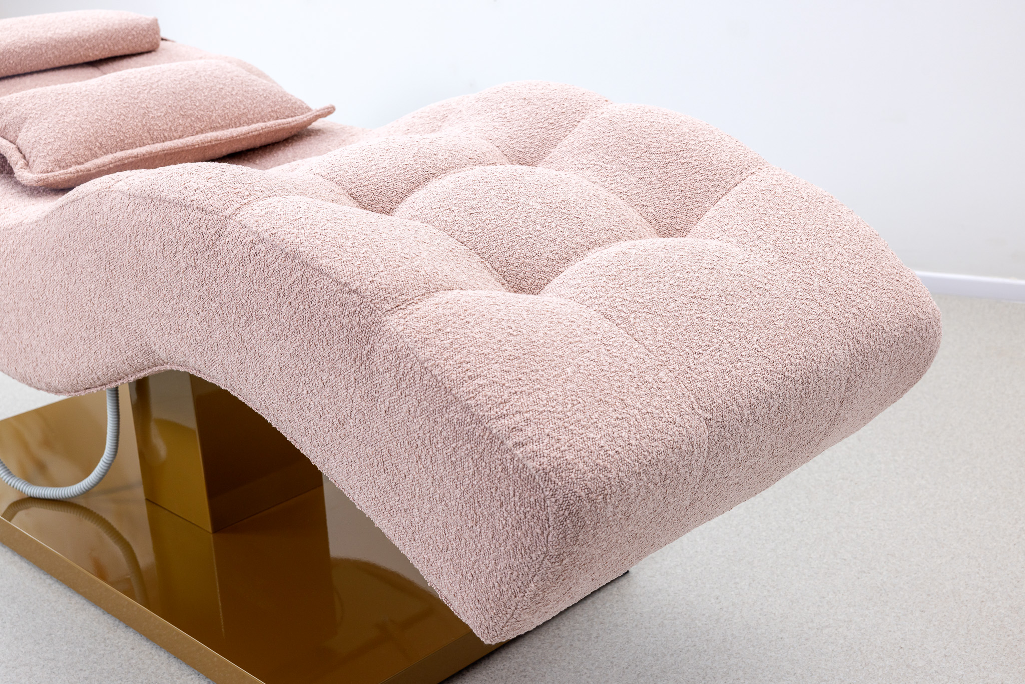 Winnie style stitching detail on SIMPLY Lash Style ELEMENT recliner