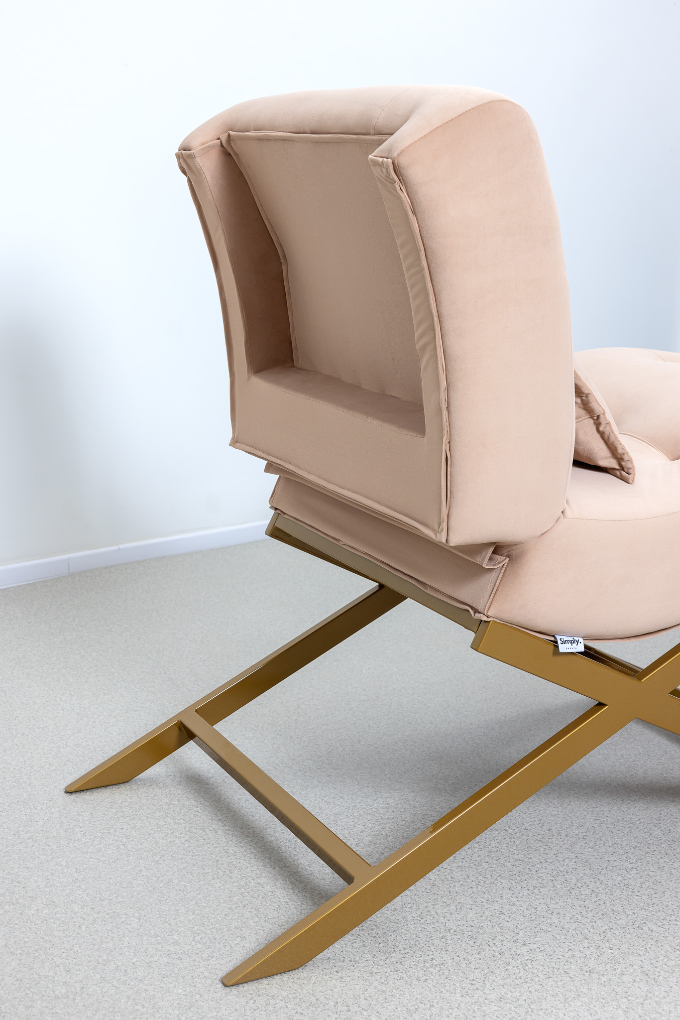 Leg cut-out for comfortable work on SIMPLY Lash Style recliner SIMPLICITY