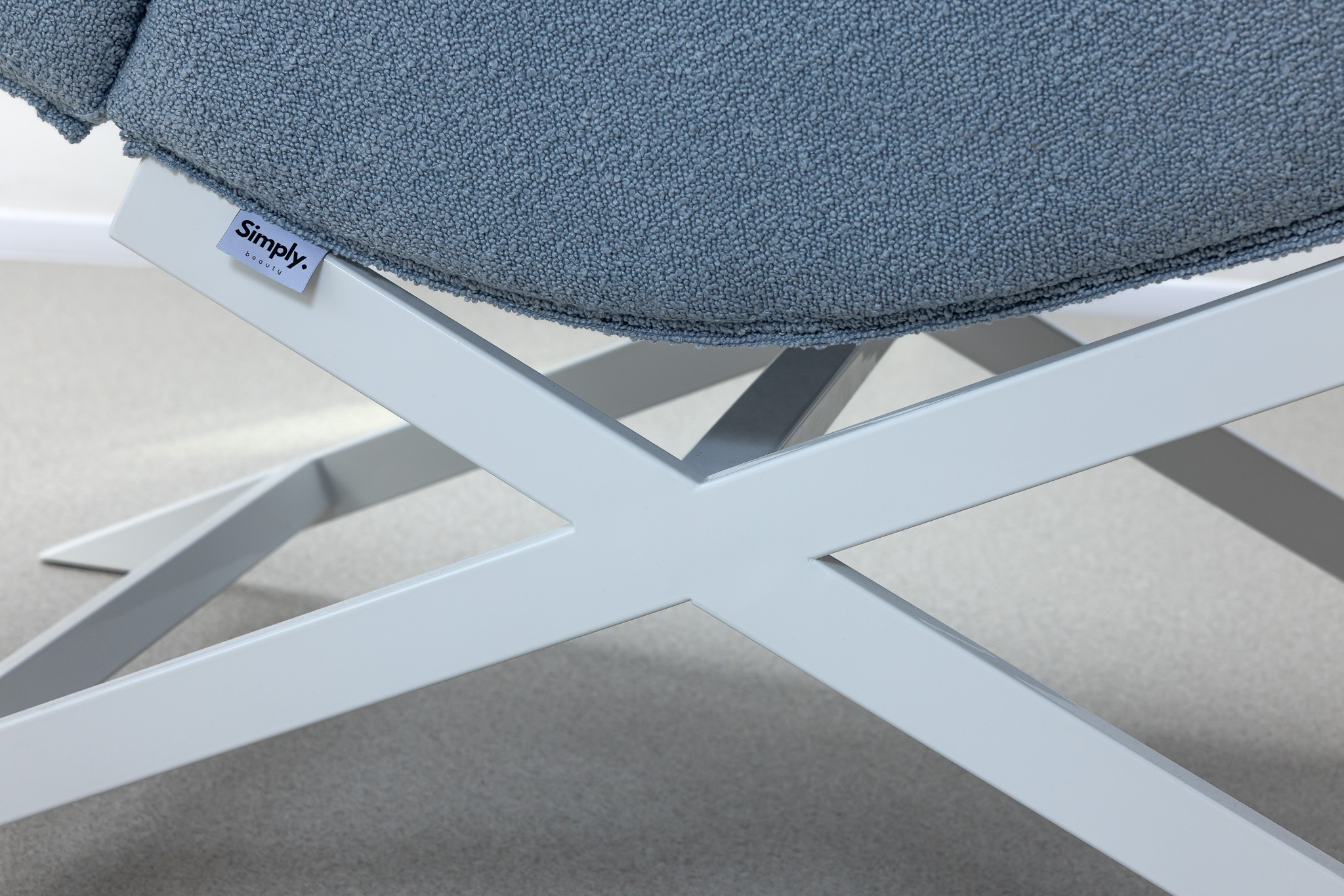 Material and finish detail of SIMPLY WINNIE recliner