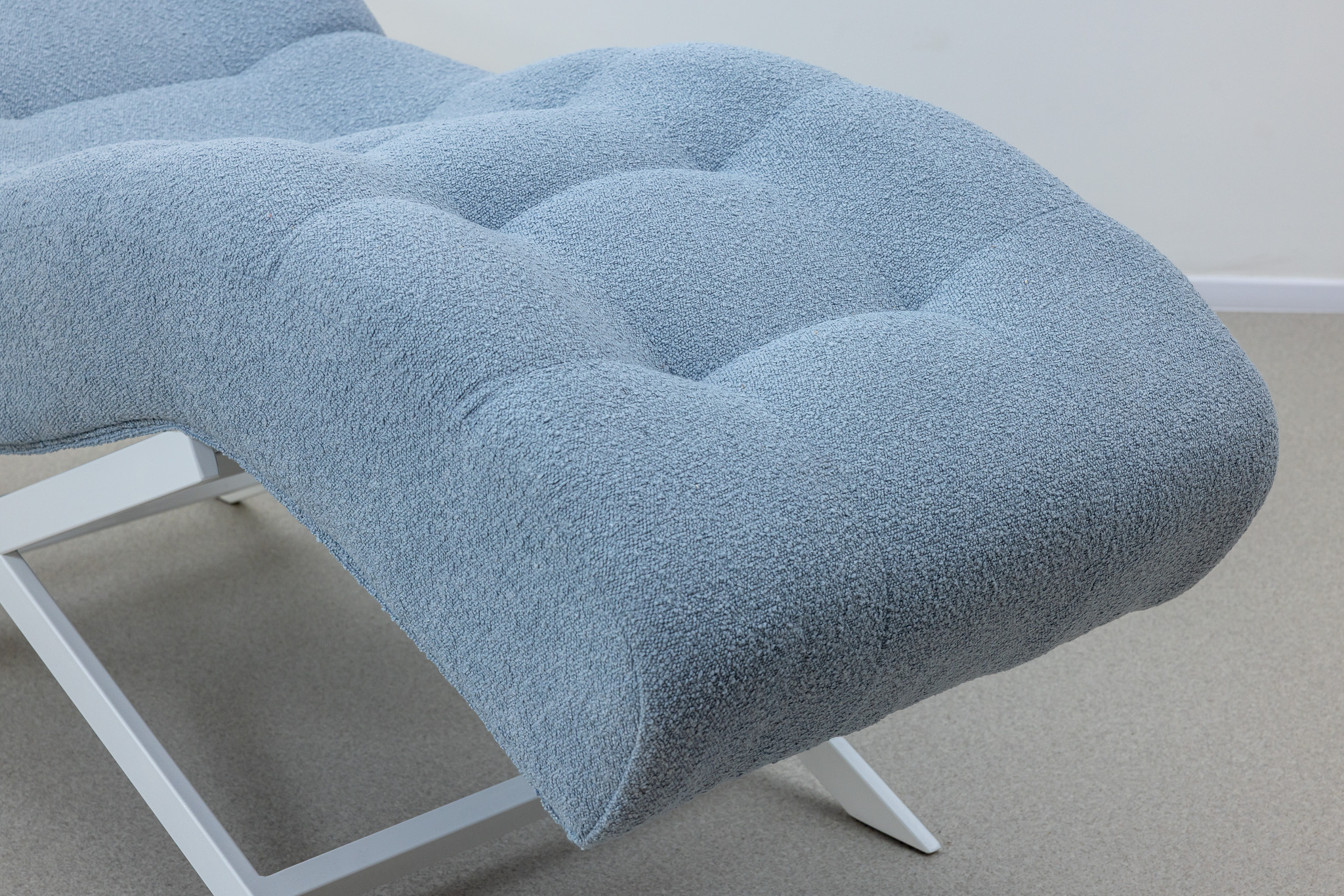 Detail of SIMPLY WINNIE recliner craftsmanship