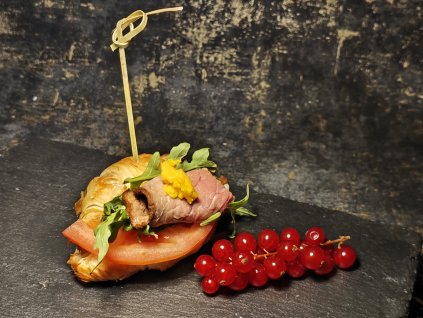 MINI CROISSANT PLNĚNÝ ROATBÍFEM