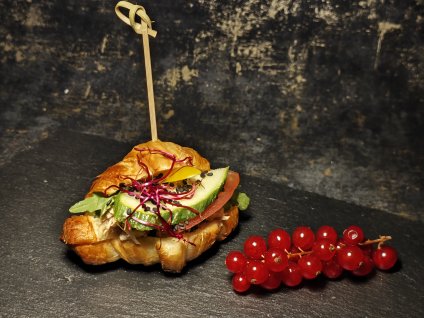 MINI CROISSANT PLNĚNÝ TRHANÝM VEPŘOVÝM MASEM