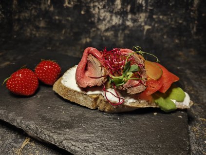 FARMÁŘSKÝ CHLEBÍK S ROASTBÍFEM