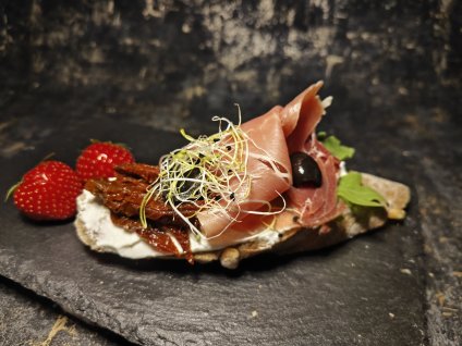 FARMÁŘSKÝ CHLEBÍK S PROSCIUTTEM