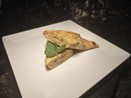 OMELETA SE SÝREM A ŠUNKOU