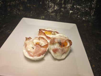 SÁZENÁ VEJCE SE ŠUNKOU