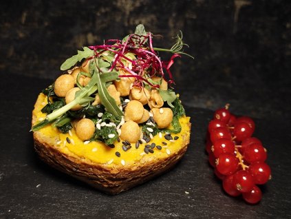 PAGÁČ S PAPRIKOVÝM HUMMUSEM