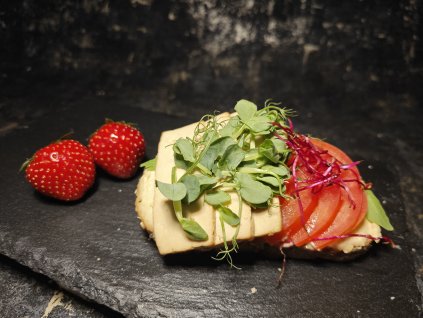 BRAMBOROVÝ CHLEBÍK S HUMMUSEM A TOFU - VEGAN