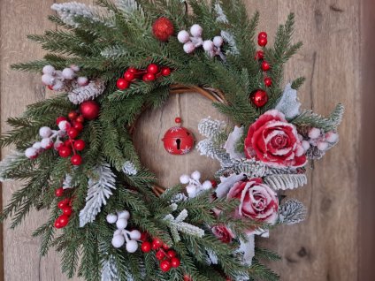 Vánoční věnec červená růže zasněžená s rolničkou