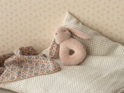 maileg set pro miminko s chrastitkem bunny rattle powder (1)
