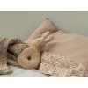 maileg set pro miminko s chrastitkem rabbit rattle cream peach (1)