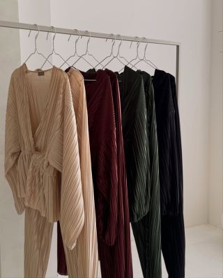 Tyto naše komplety ve čtyřech různě barevných variantách se hodí dokonale na Vánoce ✨.. A to jakákoliv barva a lichotí...