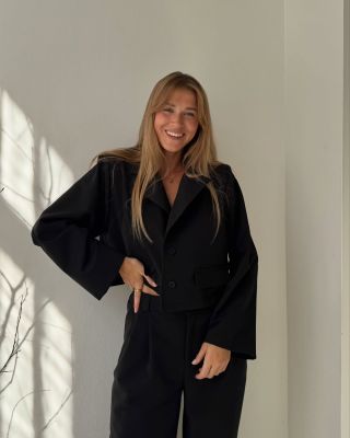 Černý společenský komplet 🖤.. Croplé sako a společenské kalhoty - ideální k lodičkám, ale i k teniskám😏.