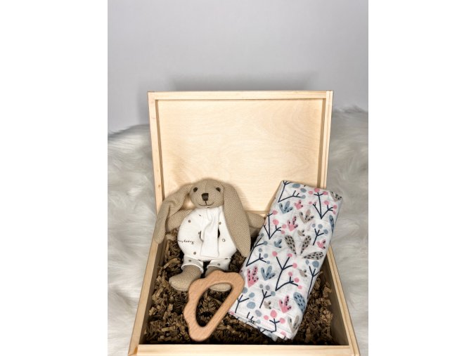 Dárková sada v dřevěné krabičce s plenou, chrastítkem a kousátkem - pro holčičku