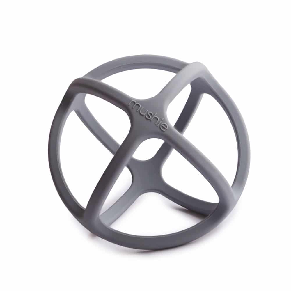 Mushie silikónové hryzátko BALL - Dove Gray