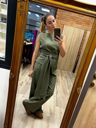 Nahlédněte s námi do nové kolekce jaro/léto 2026.💛 Top a kalhoty z naší české módní dílny SIMPO tvoří komplet, který...