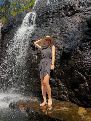 Jemné jako letní vánek, svěží jako kapky vody.🩵 Naše ručně šité kousky z české módní dílny v sobě nesou klid, lehkost a...