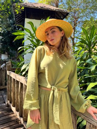 Pistáciový komplet Sands z české módní dílny SIMPO.🌞 Nová košile a kraťasy s rozparky tvoří lehký set, který funguje...