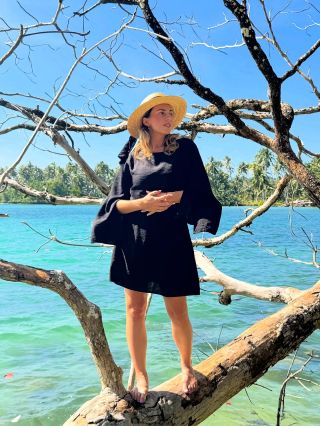 Krátké šaty Aura z kolekce Sands z české módní dílny SIMPO. ✨ Nový střih, který spojuje lehkost, pohodlí a přirozenou...