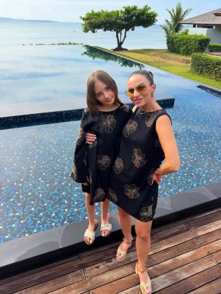 Šaty z české módní dílny SIMPO🦋, ve kterých spolu ladí maminka s dcerou. 👩‍👧🤍 Pokud byste si přály stejné šaty pro sebe i...