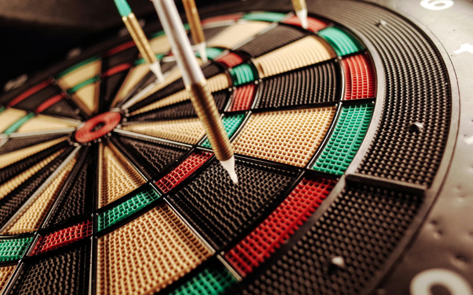 Historie šipek a terčů: Od pravěku k moderním turnajům