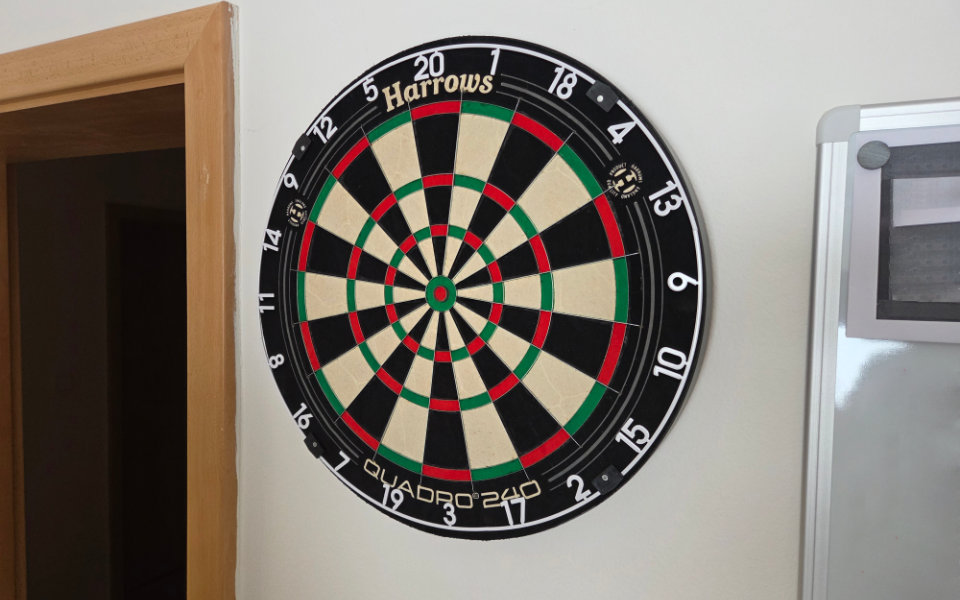 Instalace sisalového terče na zeď krok za krokem