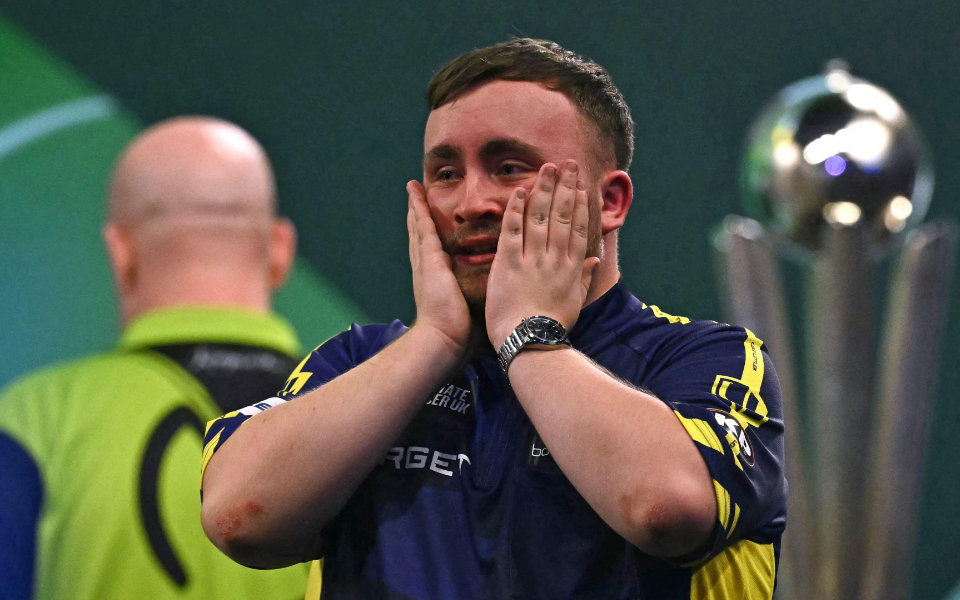 Sedmnáctiletý šipkařský mistr světa Luke Littler nemůže kupovat šipky v britských obchodech