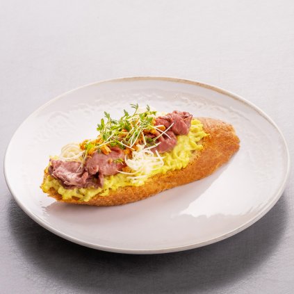 Open sandwich with roast beef