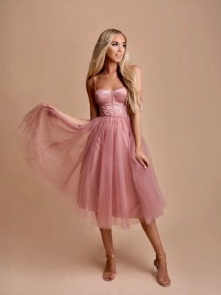 Někdy není potřeba dlouhá róba, aby byl efekt dokonalý ✨ Krátké společenské šaty jsou ideální volbou pro ty, které chtějí...