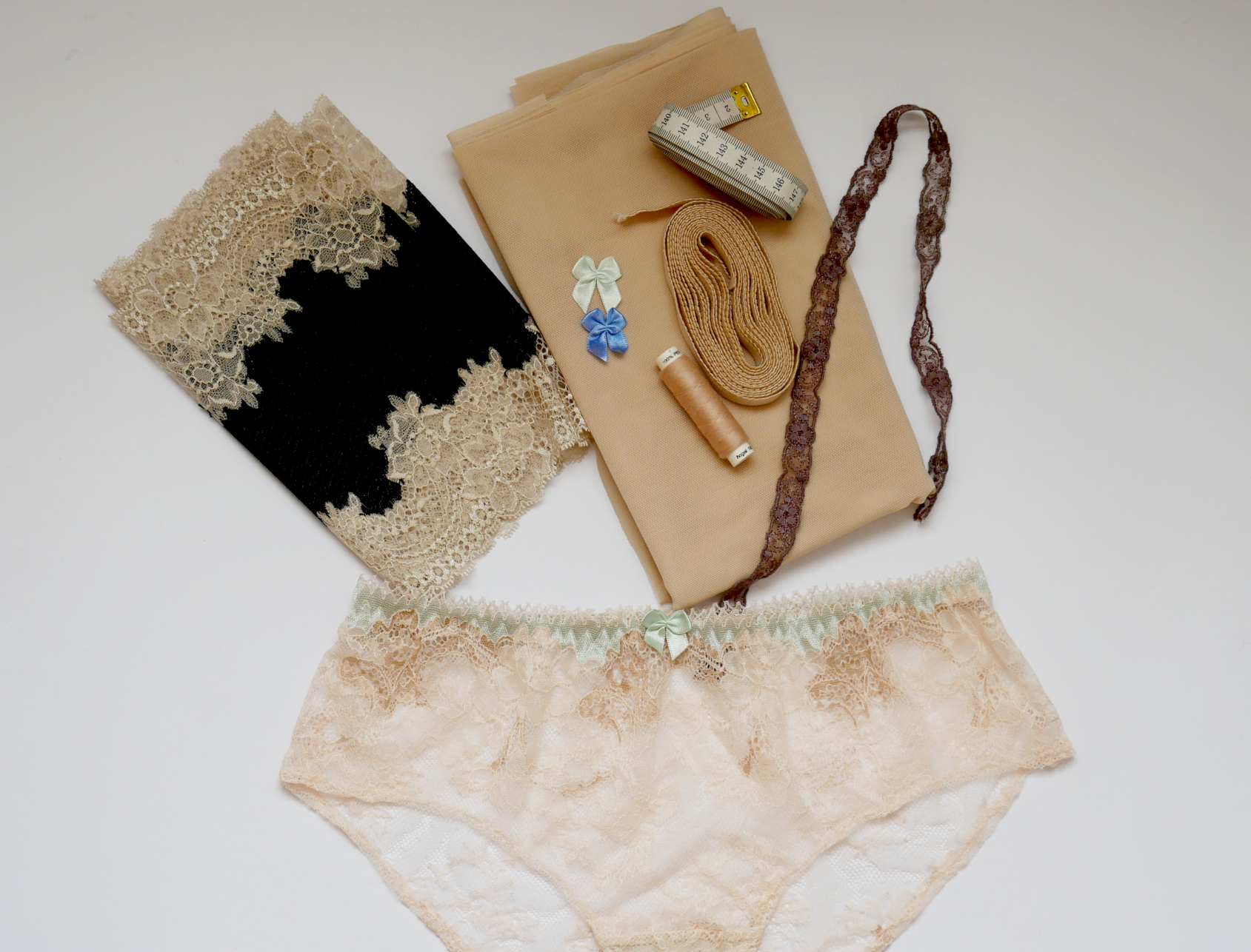 Jakou látku použít na šití kalhotek ?