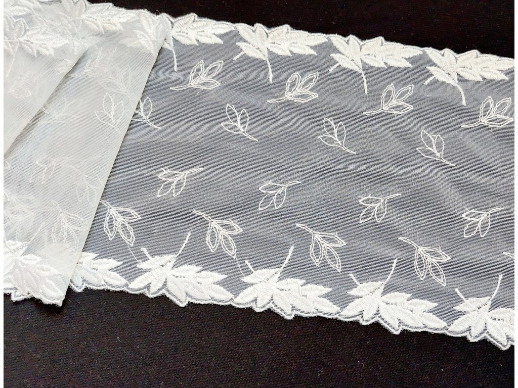 Bílý vyšívaný tyl s lístečky