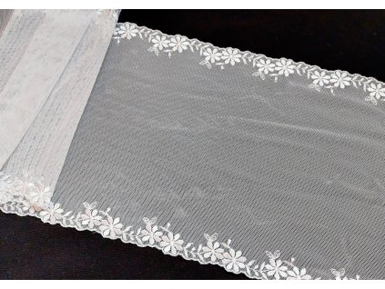 Bílý vyšívaný tyl s květinami