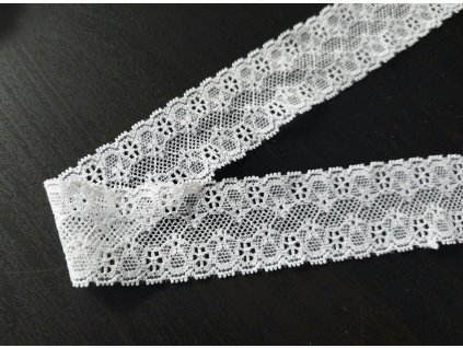 Italská bílá krajka s jemným dekorem