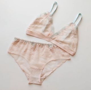 Tento komplet krajkových kalhotek a braletky je ušit z krajky z našeho e-shopu a je důkazem toho, že pohodlí a krása jdou...