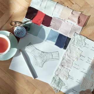 Minulý týden u nás byl ve znamení tvoření a inspirace ✨ Každý kousek začíná nápadem. Na papíře vzniká jednoduchý náčrt, ze...