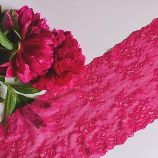 Naše pivoňková krajka na e-shopu sice není žádný nováček a trpělivě tam na vás čeká už pěkně dlouho, ale ruku na srdce –...