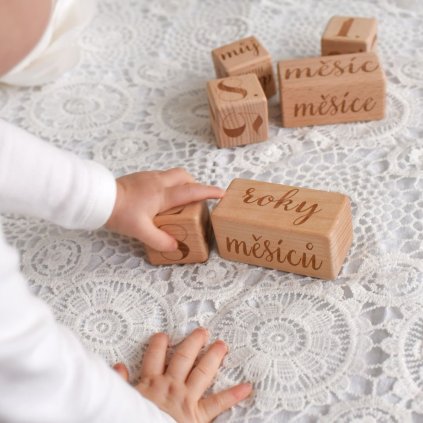 Dřevěné milníkové kostky "Jsem láska" + zdarma látkový vak