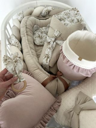 Další krásná inspirace zakázkové výroby z autorské látky eukalyptů (kód P23) a béžové (velvet V3). Mantinel cop jsme ušili...