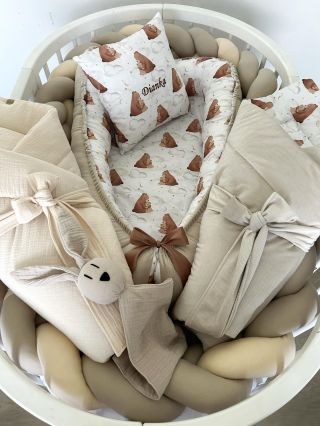 Dianko, máme pro tebe ušito🥹 Náš vzor medvídků Teddy v bavlněnému saténu s kombinací béžového velvetu. Doplňky v mušelínu....