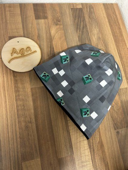 Čepice a nákrčník kostka seda