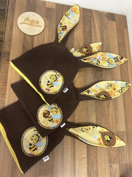 Čepice ušatá a nákrčník včelky